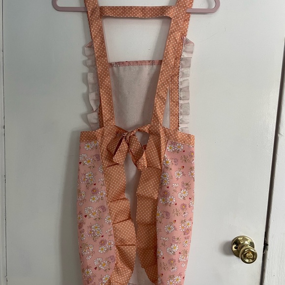 Adorable Floral Pink Apron with Pockets BNWOT - Picture 5 of 7
